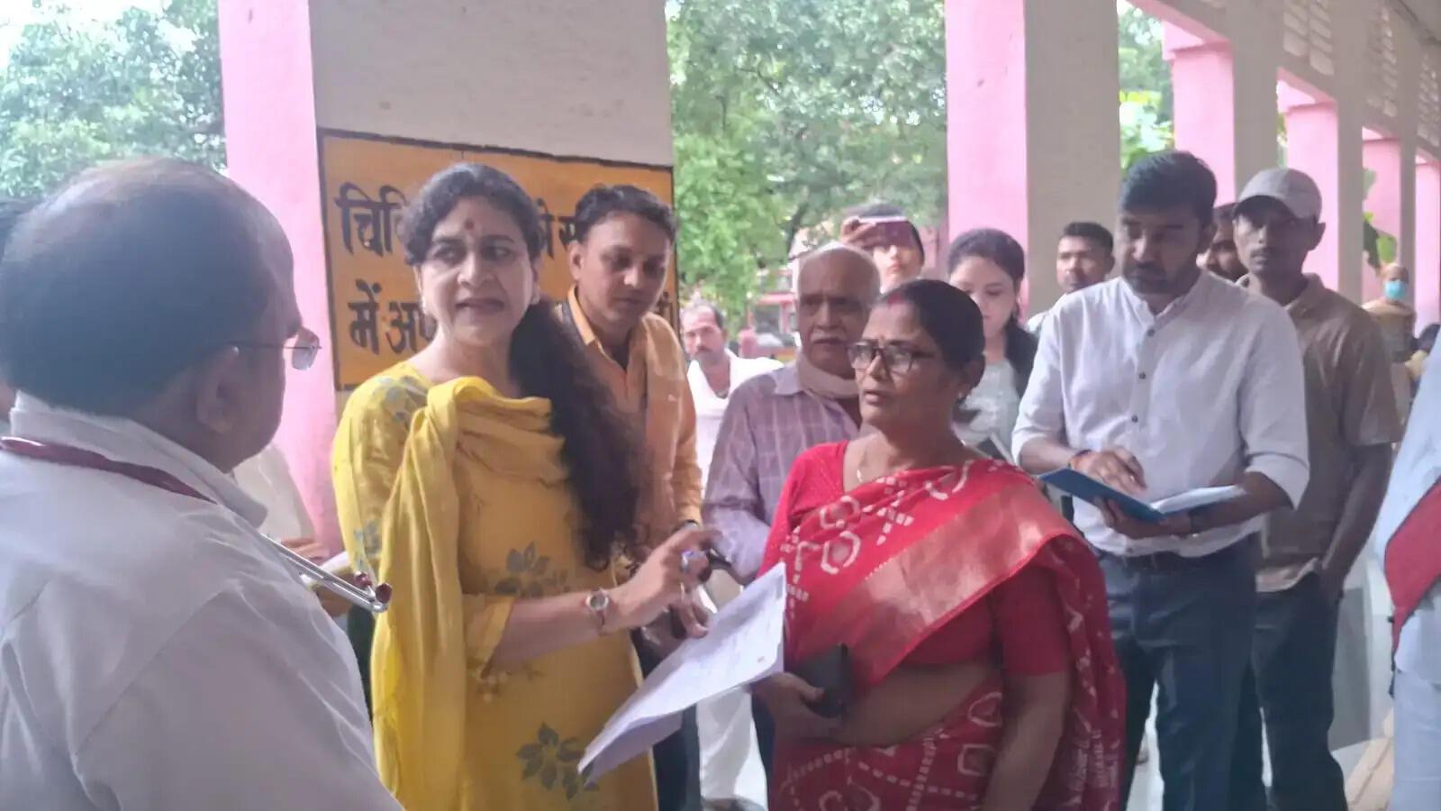 POCT टीम को एक सप्ताह के भीतर लैब सेवाओं को पूरी तरह संचालित करने के निर्देश दिए गए। व्यवस्था लागू होने के बाद मरीजों को जांच रिपोर्ट उनके मोबाइल पर WhatsApp के जरिए भेजी जाएगी। इससे मरीजों को सिर्फ रिपोर्ट लेने के लिए दोबारा अस्पताल की लाइन में लगने की जरूरत नहीं पड़ेगी। निर्धारित समय में व्यवस्था लागू नहीं होने पर संबंधित एजेंसी के खिलाफ कार्रवाई की चेतावनी भी दी गई।