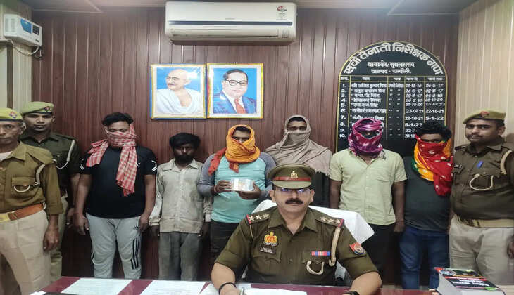Chanduali News:&nbsp;थाना मुगलसराय पुलिस टीम द्वारा ताश के पत्तों से जुआ खेलते दो स्थानों से नगद रूपयों सहित 09 व्यक्ति गिरफ्तार