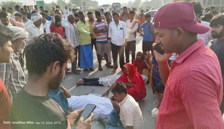 Varanasi News: अनियंत्रित कार नें कुचला दो की मौत एक गम्भीर रुप से घायल&nbsp;उत्तेजित भीड़ व परिजनों ने&nbsp;किया चक्का जाम