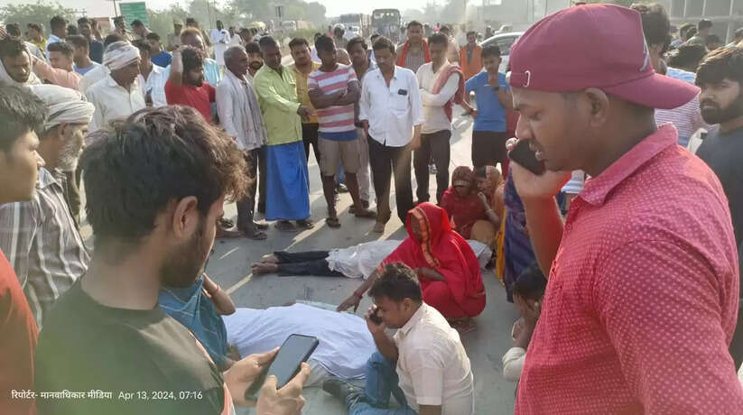 Varanasi News: अनियंत्रित कार नें कुचला दो की मौत एक गम्भीर रुप से घायल उत्तेजित भीड़ व परिजनों ने किया चक्का जाम
