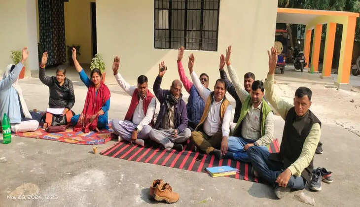 अयोध्या में ग्राम पंचायत अधिकारियों ने विकासखंड पर दिया धरना