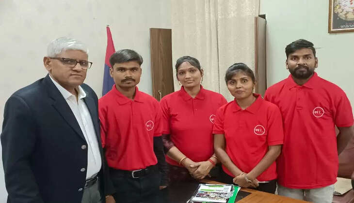 वाराणसी में युवा फाउंडेशन के सदस्यों ने अश्लील गानों और फूहड़पन पर प्रतिबंध हेतू पुलिस कमिश्नर को सौंपा ज्ञापन