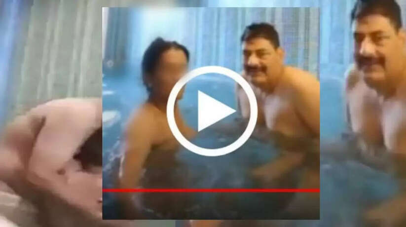 जयपुर, दो अक्तूबर (भाषा) राजस्थान सरकार ने राजस्थान पुलिस सेवा (आरपीएस) के निलंबित अधिकारी और एक महिला कांस्टेबल को सेवा से बर्खास्त कर दिया है। यह अधिकारी व महिला कांस्टेबल हाल में एक आपत्तिजनक वीडियो को लेकर विवाद में आए थे जिसके बाद उन्हें निलंबित कर दिया गया था। राजस्थान के पुलिस महानिदेशक एम एल लाठर ने इन दोनों को सेवाओं से बर्खास्त किए जाने की पुष्टि की। उन्होंने पीटीआई भाषा को बताया, ‘‘बर्खास्तगी के आदेश आज उन्हें दे दिए जाएंगे।’’ सूत्रों ने बताया कि मुख्यमंत्री कार्यालय से मंजूरी मिलने के बाद इन दोनों के खिलाफ राजस्थान सिविल सेवा नियमों के तहत यह दंडात्मक कार्रवाई की गई है। अधिकारी व महिला कांस्टेबल इस समय न्यायिक हिरासत में हैं। ब्यावर, अजमेर के वृत्ताधिकारी रहे आरोपी अधिकारी हीरा लाल सैनी (54) का जयपुर में तैनात एक महिला कांस्टेबल के साथ का एक वीडियो सोशल मीडिया में वायरल हो गया था। इसमें वे एक स्वीमिंग पूल में यौन गतिविधियों में संलिप्त नजर आए। महिला कांस्टेबल का छह साल का बेटा भी उस समय उसी पूल में खेल रहा था। राज्य के पुलिस महानिदेशक ने अधिकारी और महिला कांस्टेबल को विभागीय जांच के बाद नैतिक दुराचरण के मामले में आठ सितंबर को निलंबित कर दिया। इस कार्रवाई के बाद स्पेशल ऑपरेशन ग्रुप (एसओजी) ने यौन अपराधों से बच्चों का संरक्षण (पॉक्सो) कानून के तहत एक मामला दर्ज किया क्योंकि यह कथित वीडियो बाल अधिकारों के खिलाफ अपराध वाला कृत्य दिखाता है। अधिकारी व महिला की बाद में गिरफ्तारी हुई और फिलहाल वे न्यायिक हिरासत में हैं। इस प्रकरण में सैनी व महिला कांस्टेबल के साथ साथ मामले को दबाने की कोशिश करने व प्रभावी कार्रवाई नहीं करने के लिए आरपीएस के दो अधिकारियों व दो थाना प्रभारियों को भी निलंबित कर दिया गया है।