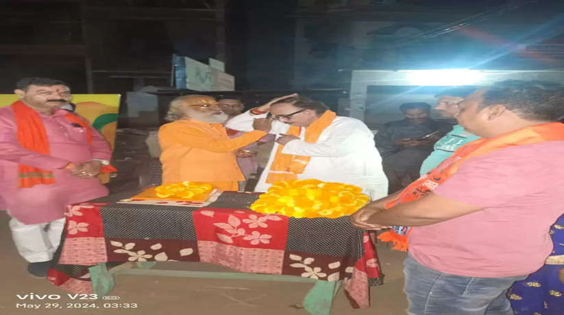 Varanasi News: केन्द्रीय मंत्री डॉक्टर महेंद्र नाथ पाण्डेय ने लिया बाबा से आशीर्वाद