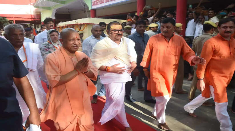 चन्दौली में बाबा कीनाराम के 425वीं जयंती में शामिल हुए मुख्यमंत्री योगी आदित्यनाथ, कहा - एक संत और योगी सत्ता का गुलाम नही होता