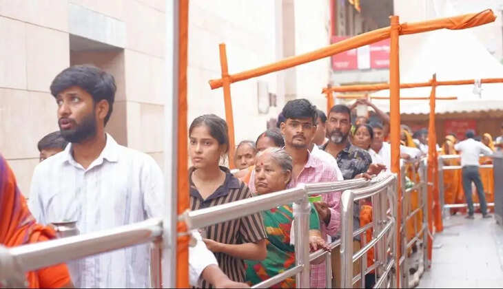 हर-हर महादेव से गूंज उठी काशी, सावन शिवरात्रि पर बाबा विश्वनाथ के दरबार में उमड़ा जनसैलाब