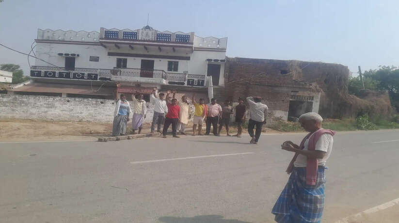 chandauli accident news electric pole गिरा truck accident up up breaking news hindi chandauli viral news live bharat news