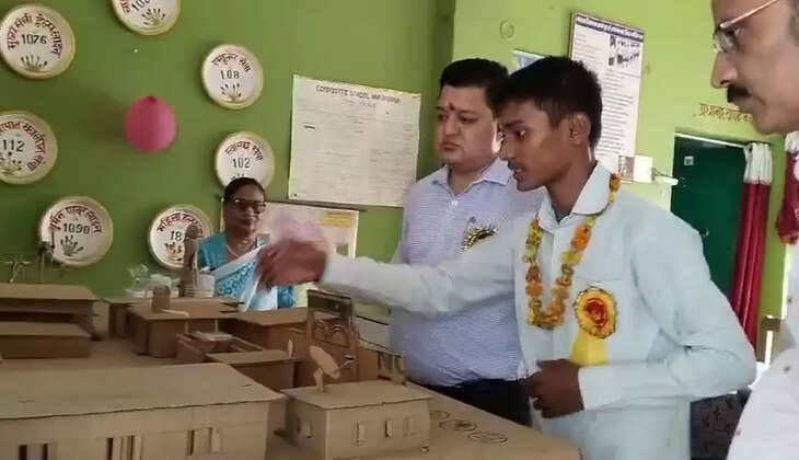 Chandauli News: चंदौली डीएम ने कंपोजिट विद्यालय नरसिंहपुर खुर्द में बच्चों को रोली चंदन लगाकर बच्चों को विद्यालय में कराया प्रवेश