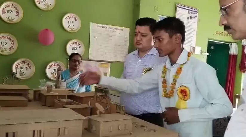 Chandauli News: चंदौली डीएम ने कंपोजिट विद्यालय नरसिंहपुर खुर्द में बच्चों को रोली चंदन लगाकर बच्चों को विद्यालय में कराया प्रवेश
