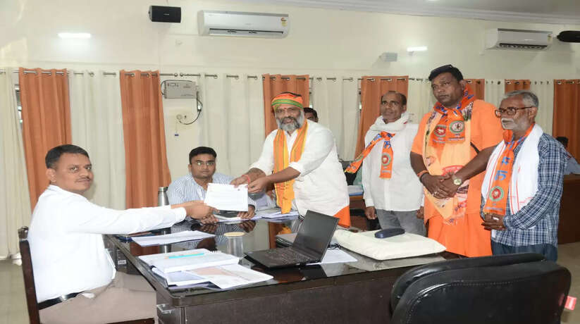 Varanasi News: गौ गठबंधन के प्रत्याशी कोली शेट्टी शिवकुमार ने सर्वप्रथम सासंद प्रत्याशी के रूप में वाराणसी से किया नामांकन