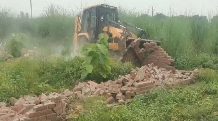 Prayagraj News: प्रयागराज विकास प्राधिकरण की तरफ से अवैध निर्माण प्लाटिंग पर चलाया गया बुलडोजर