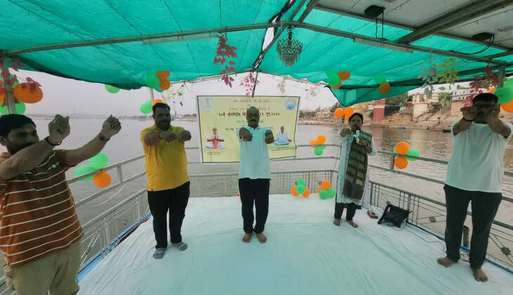 Varanasi News: 10वें अंतर्राष्ट्रीय योग दिवस के अवसर पर काशी विद्यापीठ द्वारा नाव पर किया गया योगाभ्यास&nbsp;