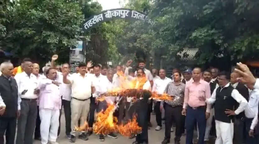 Ayodhya News: बीकापुर के अधिवक्ताओं ने डीजीपी तथा मुख्य सचिव का फूंका पुतला