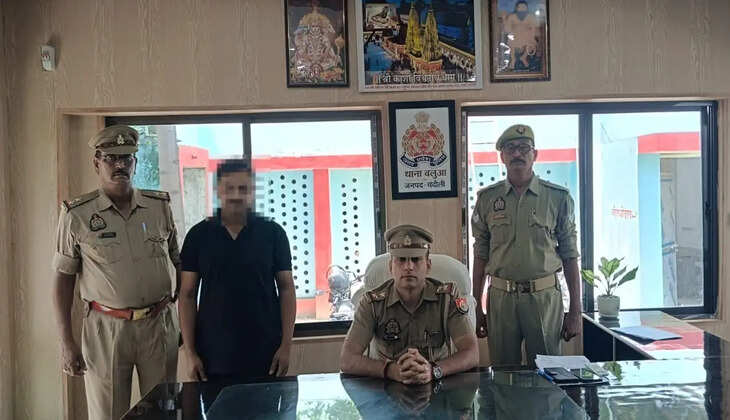 चंदौली के बलुआ थाना पुलिस ने गो-तस्करी मामले में वांछित 25 हजार रुपये के इनामी आरोपी राहुल यादव को लक्ष्मणगढ़ चौराहे के पास गिरफ्तार किया। पुलिस ने आरोपी पर विधिक कार्रवाई शुरू की है।