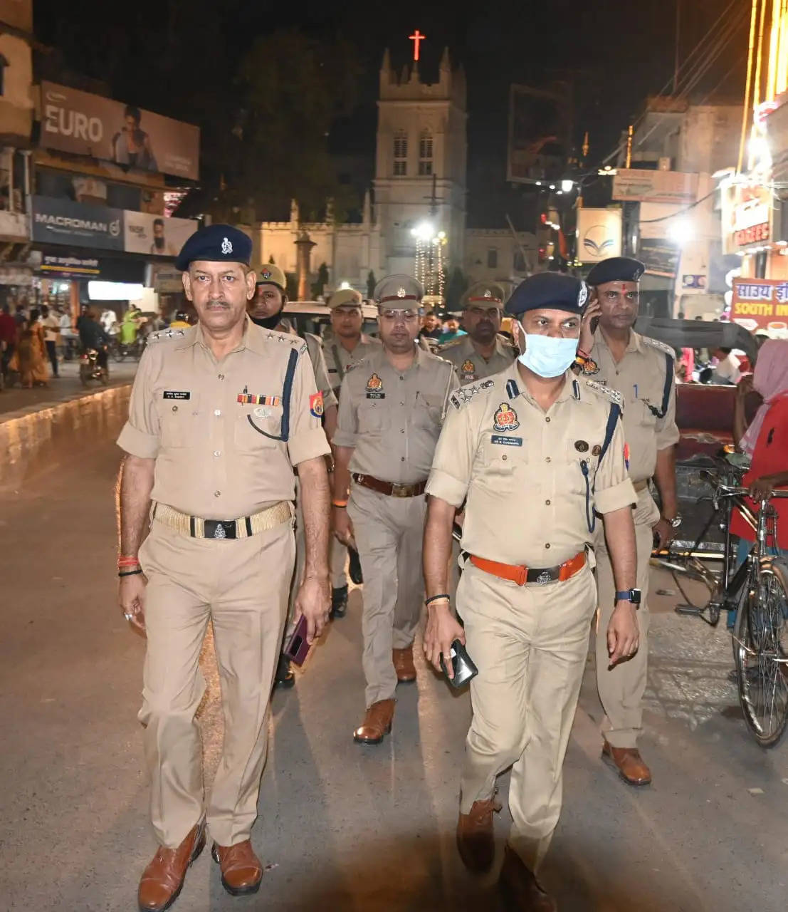 Varanasi News: अपर पुलिस आयुक्त कानून एवं व्यवस्था डा0 एस चन्नप्पा द्वारा चल रहे त्यौहार के दृस्टिगत किया पैदल गस्त, दिया आवश्यक दिशा-निर्देश