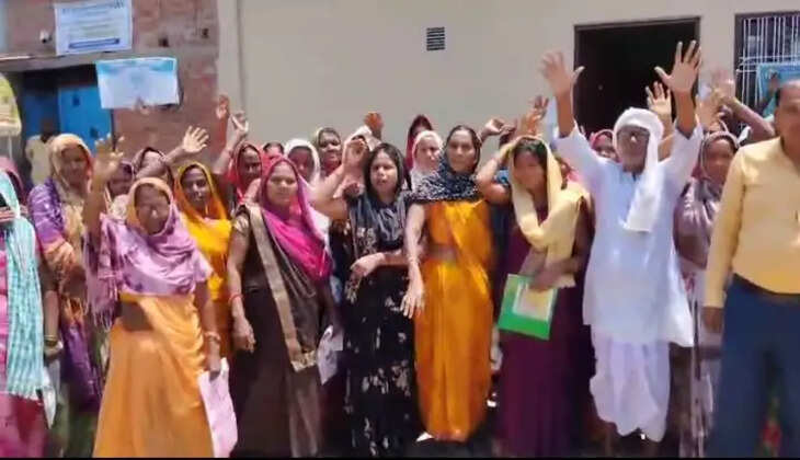 Chandauli News: सकलडीहा में स्मार्ट मीटर के खिलाफ फूटा जनाक्रोश, जनसुनवाई में नहीं पहुंचे अधिकारी