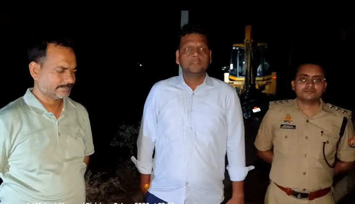 चंदौली के नौगढ़ क्षेत्र में अवैध मिट्टी खनन के खिलाफ प्रशासन ने बड़ी कार्रवाई की। एसडीएम विकास मित्तल के नेतृत्व में छापेमारी कर एक जेसीबी, तीन ट्रैक्टर और एक मोटरसाइकिल सीज की गई।
