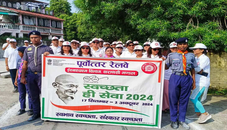 वाराणसी पूर्वोत्तर रेलवे द्वारा स्वच्छता ही सेवा पखवाड़ा अभियान के अंतर्गत मंडल रेल प्रबंधक विनीत कुमार श्रीवास्तव के नेतृत्व में निकली गयी वाकाथन स्वच्छता रैली