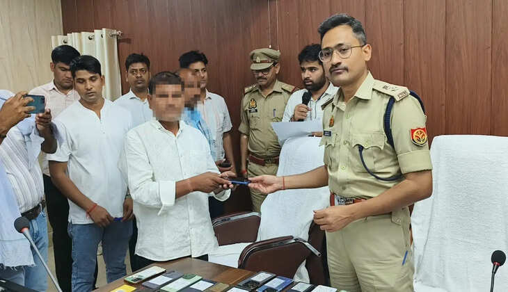 &nbsp;चन्दौली पुलिस ने लौटाई 111 लोगों की मुस्कान, 33.30 लाख रुपये के मोबाइल बरामद