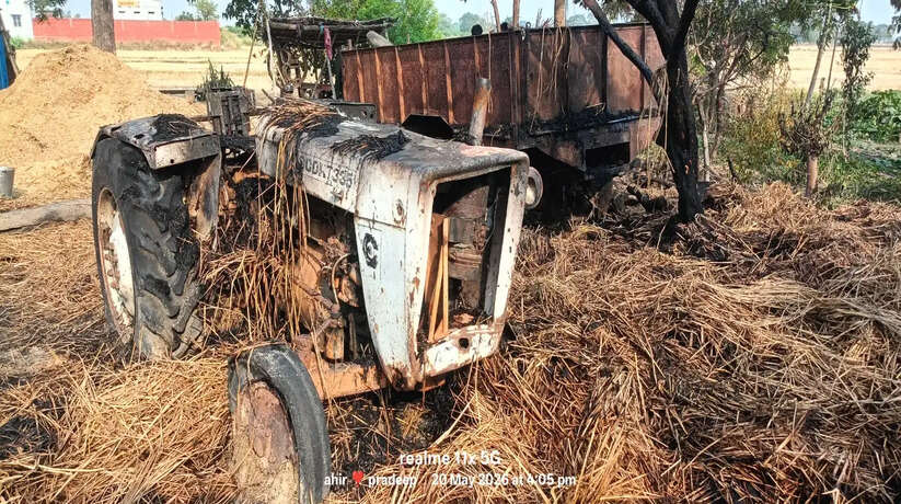 चंदौली के धानापुर थाना क्षेत्र स्थित कवई पहाड़पुर गांव में भीषण आग लगने से ट्रैक्टर-ट्रॉली, पुआल और गृहस्थी का सामान जलकर राख हो गया। लाखों के नुकसान की आशंका।