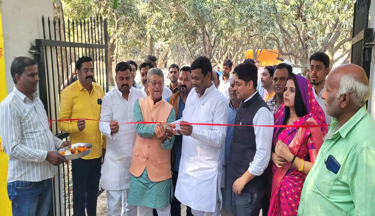 Ayodhya News: विधायक वेद प्रकाश गुप्ता ने अस्थाई गोशाला का लोकार्पण किया