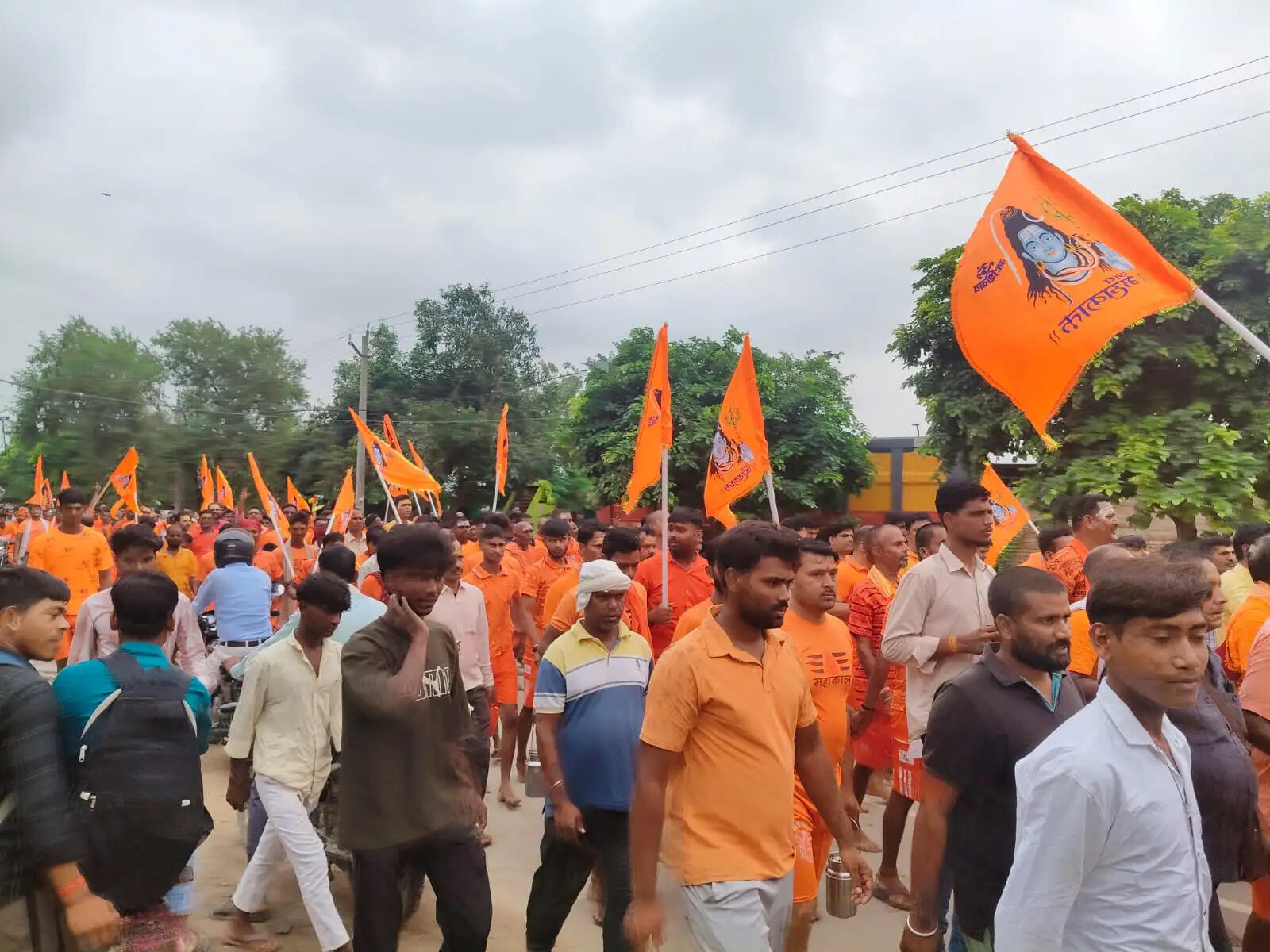 इस दौरान ब्लॉक प्रमुख अजय सिंह के नेतृत्व में कांवरियों का एक बड़ा जत्था यात्रा में शामिल हुआ। पूरे मार्ग पर 
