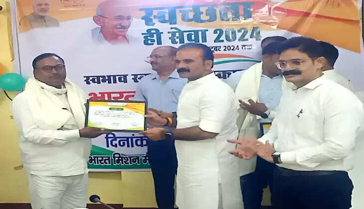 Chandauli news: विधायक सुशील सिंह ने गांव के सर्वांगीण विकास के लिए ग्राम प्रधान को किया सम्मानित