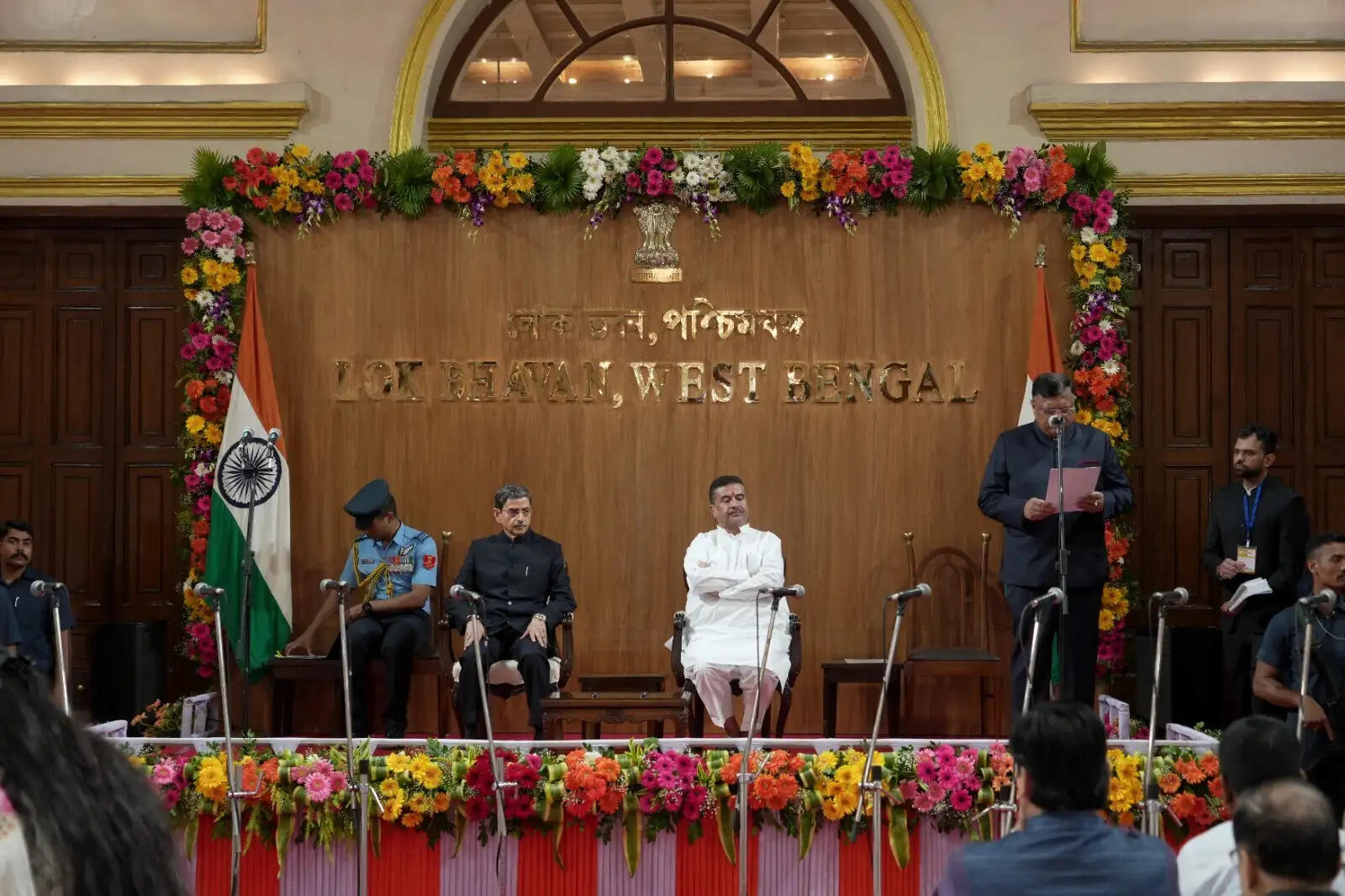 कोलकाता। पश्चिम बंगाल की राजनीति में एक नया अध्याय जुड़ गया है। राज्य में नई सरकार के गठन के साथ मुख्यमंत्री के नेतृत्व में कुल 35 मंत्रियों ने पद एवं गोपनीयता की शपथ ली। शपथ ग्रहण समारोह में वरिष्ठ नेताओं, जनप्रतिनिधियों और बड़ी संख्या में समर्थकों की मौजूदगी रही। नई मंत्रिपरिषद में अनुभवी नेताओं के साथ-साथ कई नए चेहरों को भी मौका दिया गया है, जिससे सरकार ने अनुभव और युवा नेतृत्व के बीच संतुलन बनाने का प्रयास किया है।