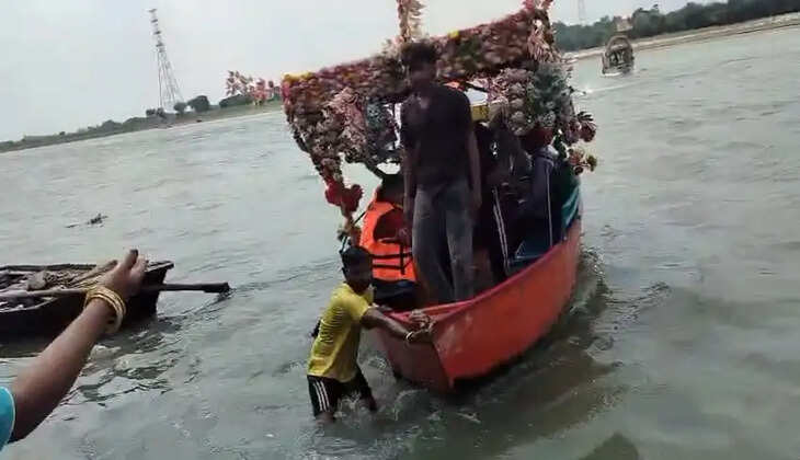 सरयू नदी में पलटी मोटर बोट, लाइफ जैकेट ने बचाई पांच लोगों की जान! सभी सुरक्षित निकाले गए