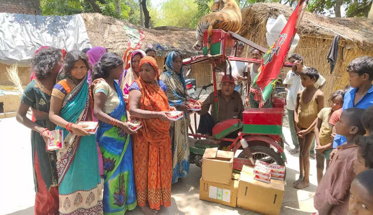Ayodhya News: अयोध्या में पंडित समरजीत ने सपा की जीत पर जनता को दी बधाई, बाटी मिठाईयां