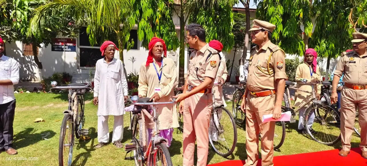 चंदौली में चौकीदारों का सशक्तिकरण: पुलिस अधीक्षक आकाश पटेल ने बांटी साइकिलें