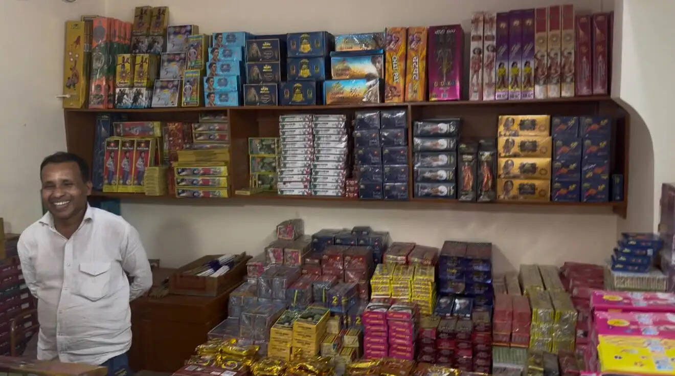 स्थानीय लोगों के अनुसार, त्योहारों के दौरान पटाखों की बिक्री बढ़ने के साथ दुकानों में सुरक्षा इंतजामों की जांच आवश्यक है। ग्रामीणों ने अग्निशमन विभाग और पुलिस प्रशासन से मांग की है कि सभी पटाखा दुकानों का निरीक्षण कर लाइसेंस की शर्तों, पटाखों के भंडारण और अग्निशमन उपकरणों की उपलब्धता की जांच कराई जाए। क्षेत्र में पहले भी पटाखा कारोबार से जुड़ी घटनाएं होने का हवाला देते हुए लोगों ने किसी संभावित हादसे से पहले कार्रवाई की मांग की है।