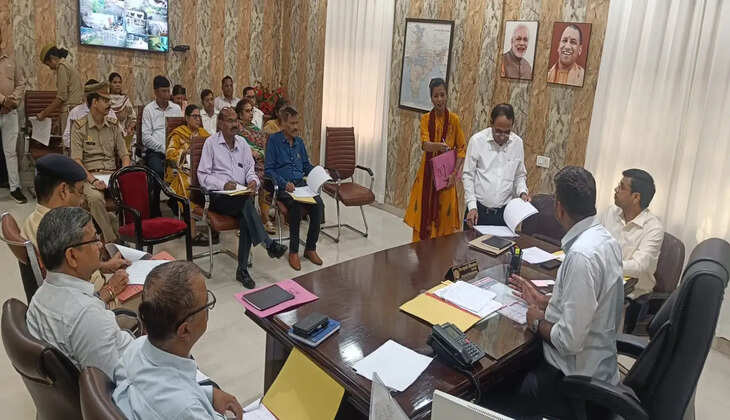 Gorakhpur News, Gorakhpur DM, Deepak Meena, Rani Lakshmibai Mahila Bal Samman Kosh, Gorakhpur Women Welfare, Women Safety Scheme, UP Government Scheme, Victim Compensation Scheme, POCSO Victim Assistance, Acid Attack Victim Assistance