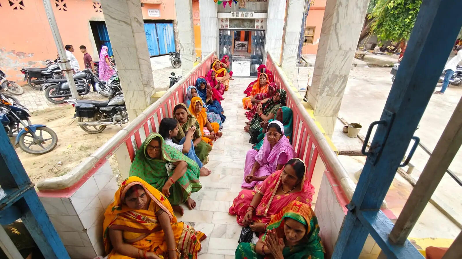 पूरे आयोजन स्थल पर सुबह से ही श्रद्धालुओं की भीड़ रही। गुरु पूजन के बाद श्रद्धालुओं ने प्रसाद ग्रहण किया और परिवार की सुख-समृद्धि एवं मंगल की कामना की। आयोजन के दौरान धार्मिक वातावरण और भक्ति की भावना ने सभी को भावविभोर कर दिया।