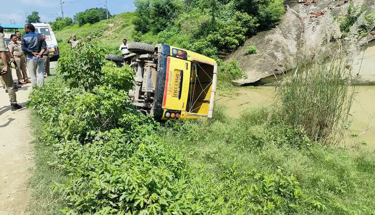 Mirzapur News: मिर्जापुर में बच्चों की स्कूली वैन पलटी, 9 बचे हुए घायल, सभी बच्चों की स्थिति सामान्य