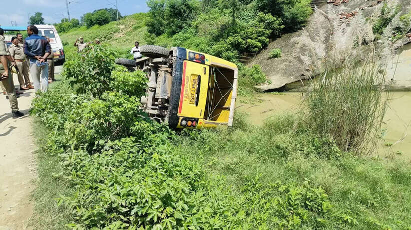 Mirzapur News: मिर्जापुर में बच्चों की स्कूली वैन पलटी, 9 बचे हुए घायल, सभी बच्चों की स्थिति सामान्य