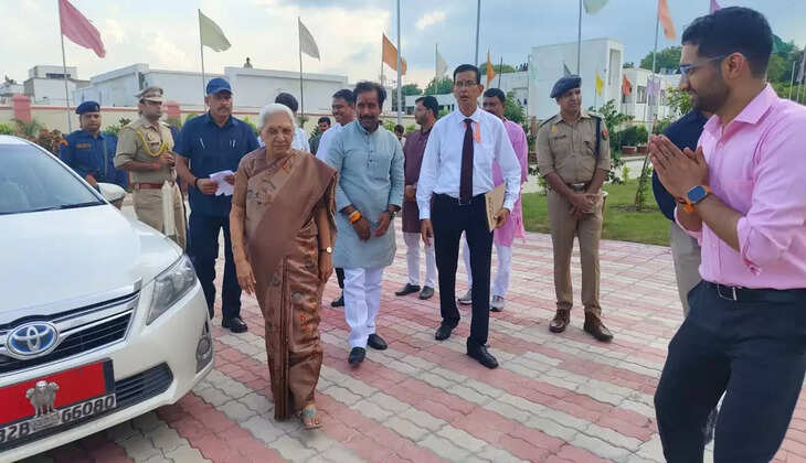 Varanasi news; आनंदीबेन पटेल पहुची आवासीय विद्यालय, श्रम मंत्री अनिल राजभर ने &nbsp;ने राज्यपाल का किया स्वागत &nbsp; &nbsp; &nbsp; &nbsp; &nbsp; &nbsp;
