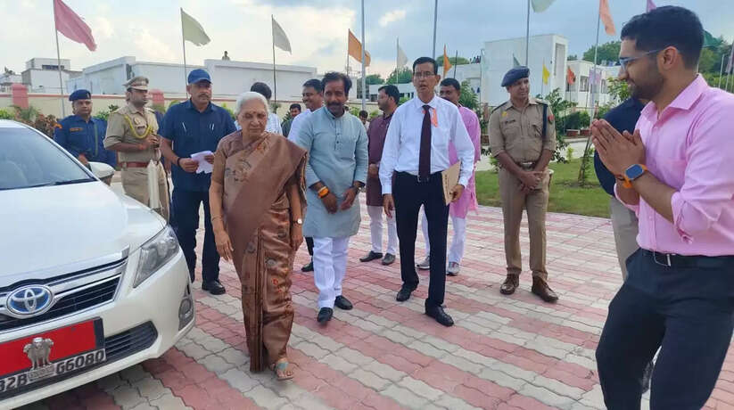 Varanasi news; आनंदीबेन पटेल पहुची आवासीय विद्यालय, श्रम मंत्री अनिल राजभर ने ने राज्यपाल का किया स्वागत