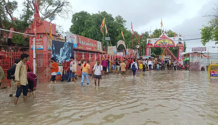 प्रयागराज में तेजी से बढ़ रहा गंगा-यमुना का जलस्तर, हनुमान मंदिर कॉरिडोर और नागवासुकी मंदिर तक पहुंचा पानी