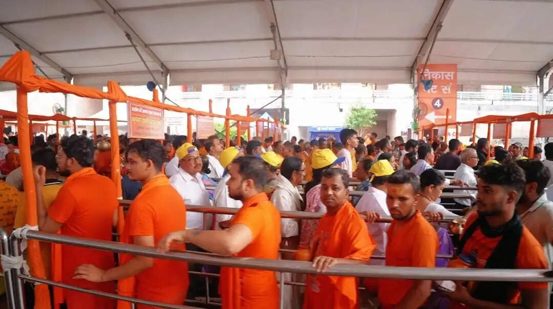 हर-हर महादेव से गूंज उठी काशी, सावन शिवरात्रि पर बाबा विश्वनाथ के दरबार में उमड़ा जनसैलाब