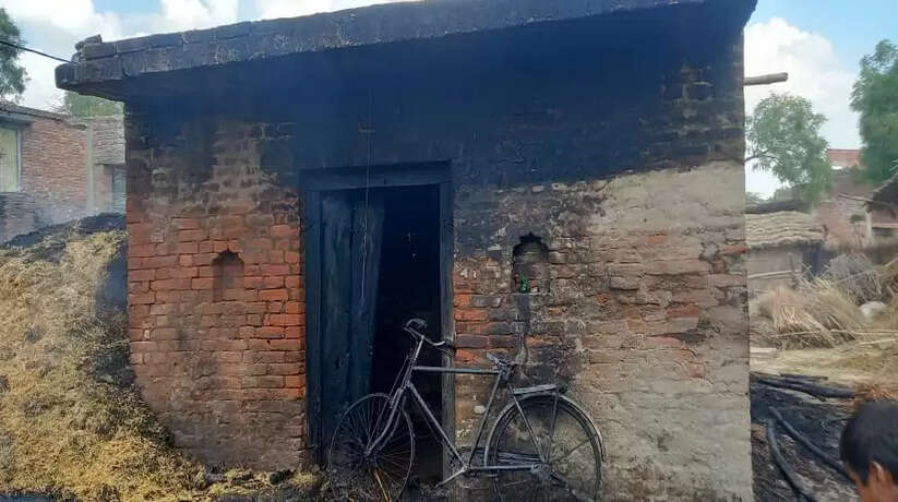 रायबरेली में तहसील क्षेत्र के डेपरमऊ गांव में अज्ञात कारणों से लगी भीषण आग