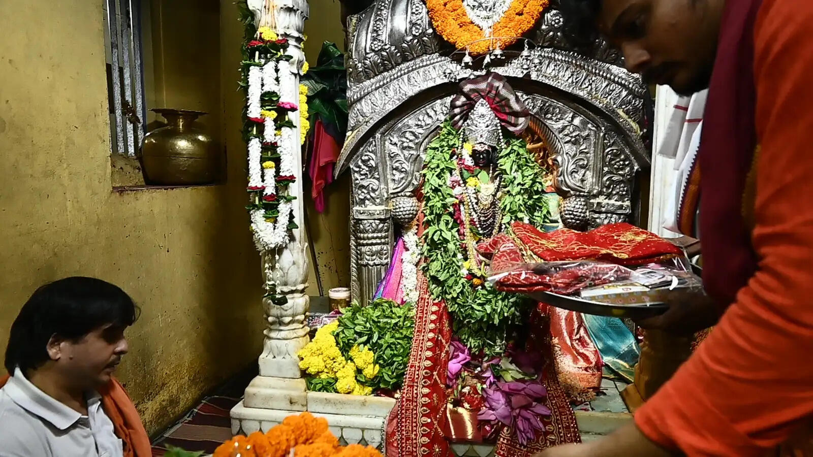 काशी विश्वनाथ धाम में कलश स्थापना के साथ शारदीय नवरात्रि का शुभारंभ