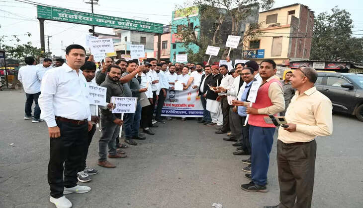 पूर्वांचल पत्रकार एसोशिएशन ने कैंडल मार्च निकालकर सौंपा ज्ञापन, मृतक पत्रकार को दी श्रद्धांजलि