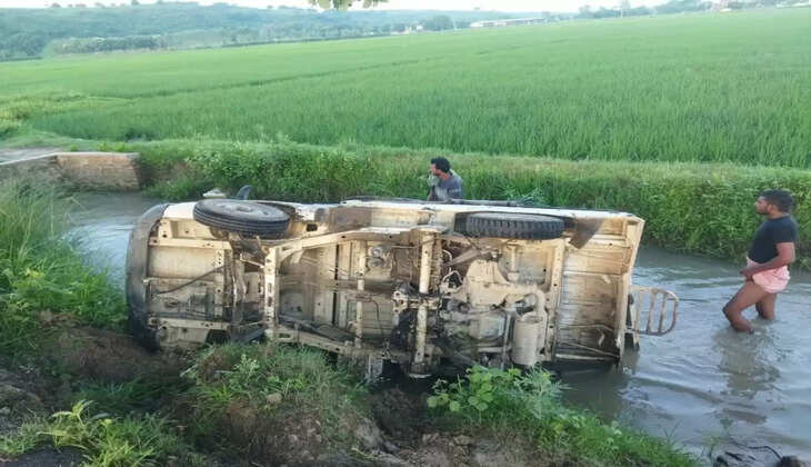 Chandauli News: चन्दौली में बच्चों से भरी स्कूली वाहन नहर में पलटी, आधा दर्जन बच्चे थे सवार