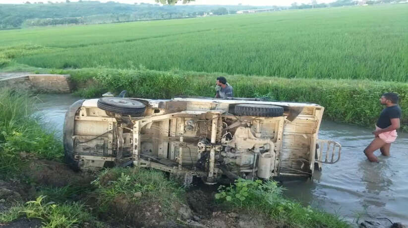 Chandauli News: चन्दौली में बच्चों से भरी स्कूली वाहन नहर में पलटी, आधा दर्जन बच्चे थे सवार