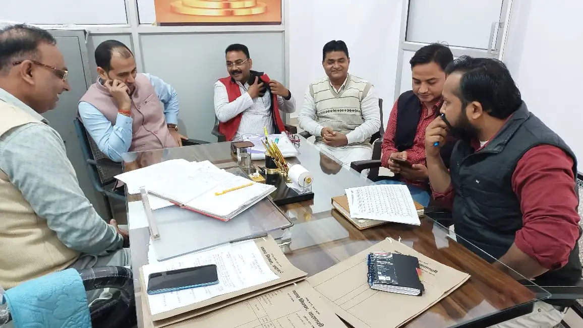 Varanasi News: नगर में लगे स्ट्रीट लाइटों के खराब होने की शिकायतें आये दिन प्राप्त हो रही हैं। जिसे शीघ्र मरम्मत कराने एवं आवश्यक व्यवस्था बनाये जाने के सम्बन्ध में नगर आयुक्त अक्षत वर्मा के निर्देश पर अपर नगर आयुक्त व वरिष्ठ प्रभारी अधिकारी