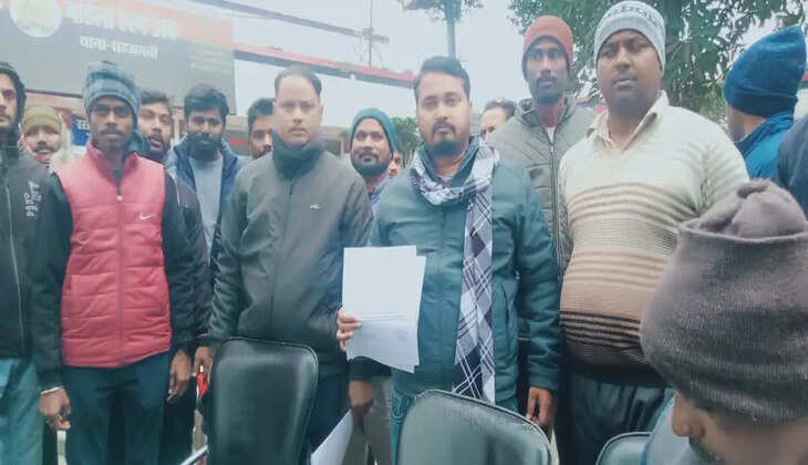 डीह व ब्रम बाबा के स्थान की जमीन को कब्ज़ा करने व रास्ते को अवरुद्ध करने को लेकर ग्रामीणों ने किया शिकायत