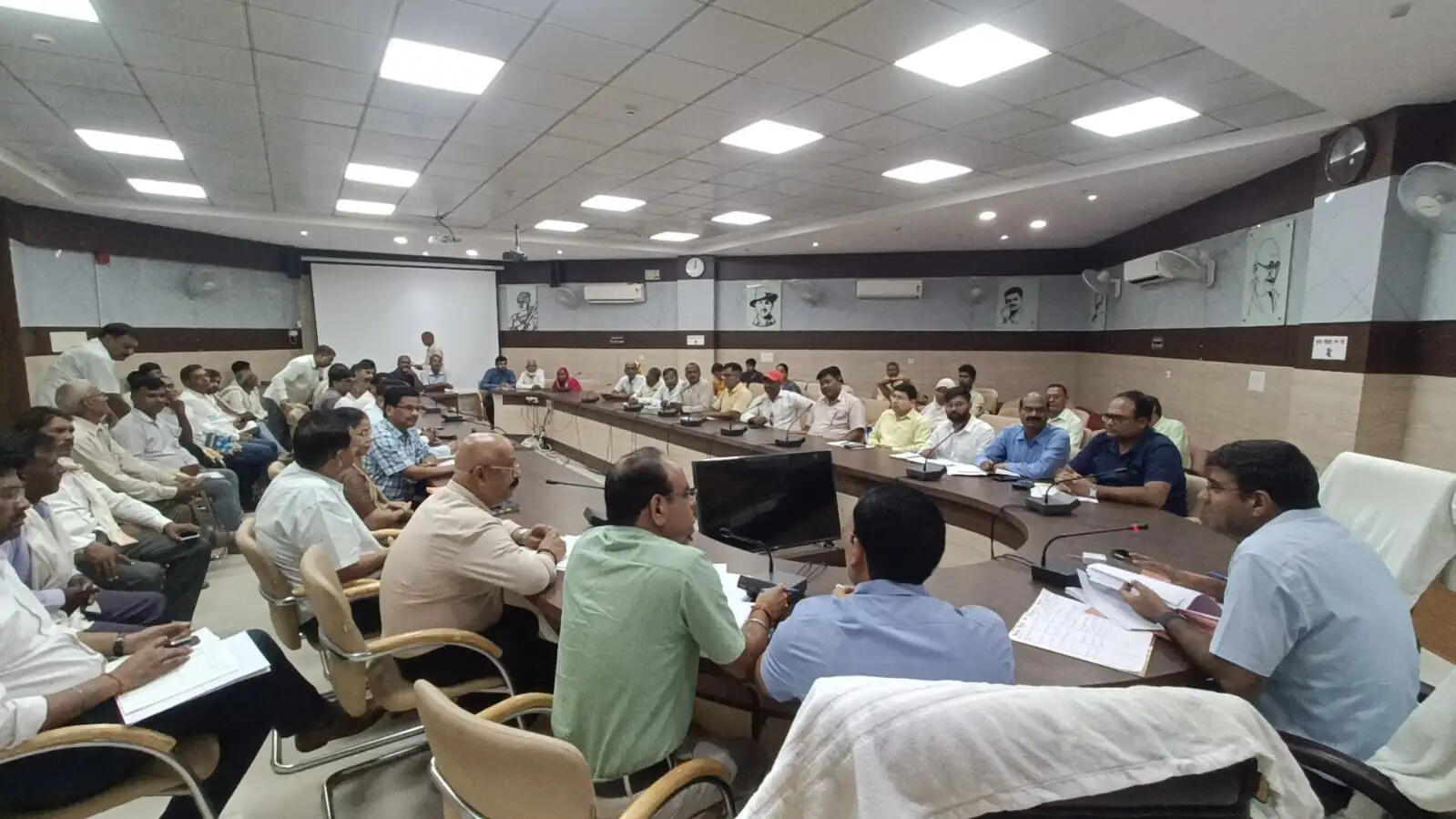 किसान दिवस में डीएम ने सुनी समस्याएं, अधिकारियों को समयबद्ध समाधान का निर्देश