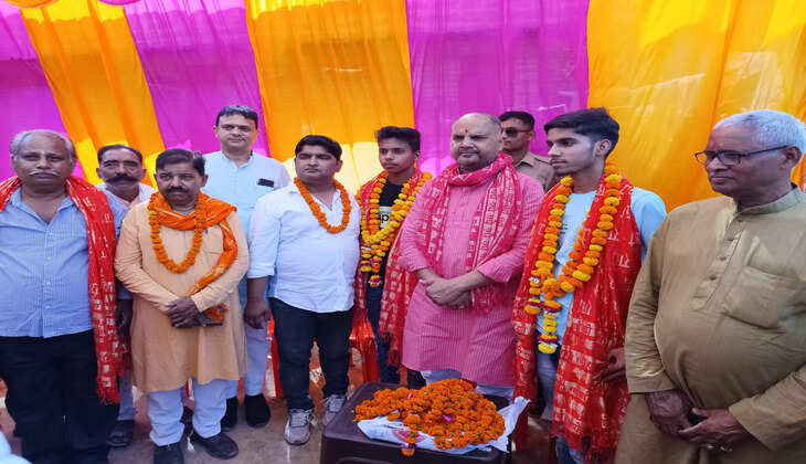 Ayodhya News: खब्बू तिवारी ने मेधावी छात्रों को किया सम्मानित