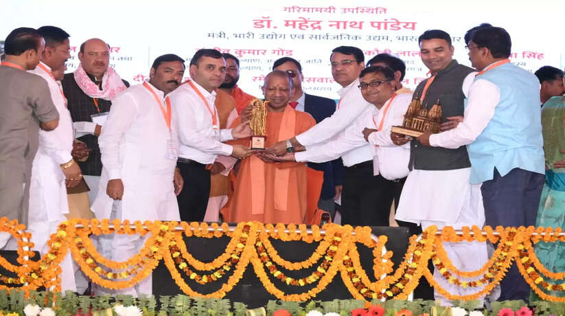 Varanasi News: निजी औद्योगिक क्षेत्र के बारे में मुख्यमंत्री योगी आदित्यनाथ ने ली जानकारी